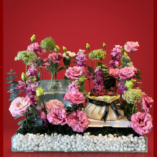 Композиция с рыбкой бетта и тортом-пельменем