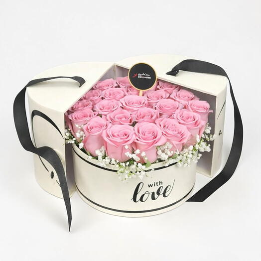 Rosas románticas color rosa en una caja blanca