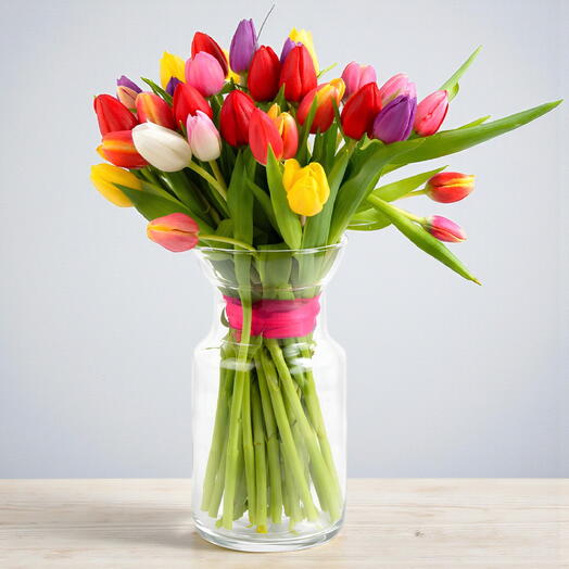 31 tulipes colorées dans un vase en verre
