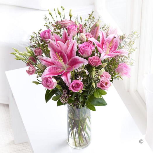 Ваза с розовыми цветами