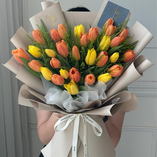 Янтарное роскошное объятие тюльпанов