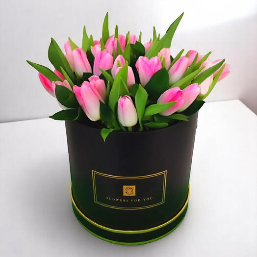 Изящное цветение – 25 розовых тюльпанов в шляпной коробке