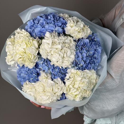 Небесный шепот: Экстра-большой букет из 10 голубых и белых гортензий