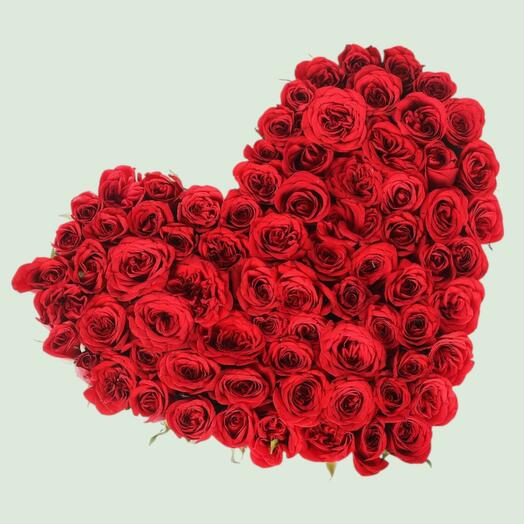 Сердце из чисто-красных роз
