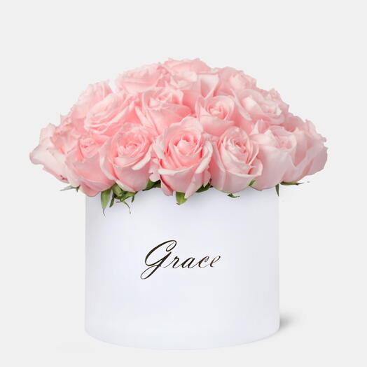 Розовые розы в большой коробке