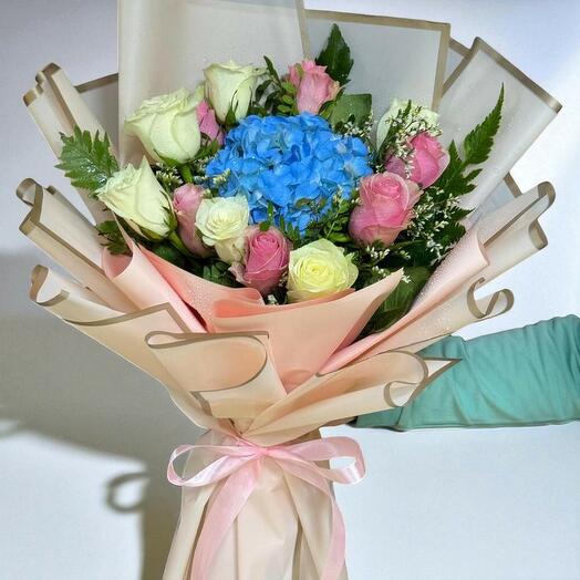 Нежный пастельный букет: 1 синяя гортензия и 12 розовых и белых роз в красивой упаковке