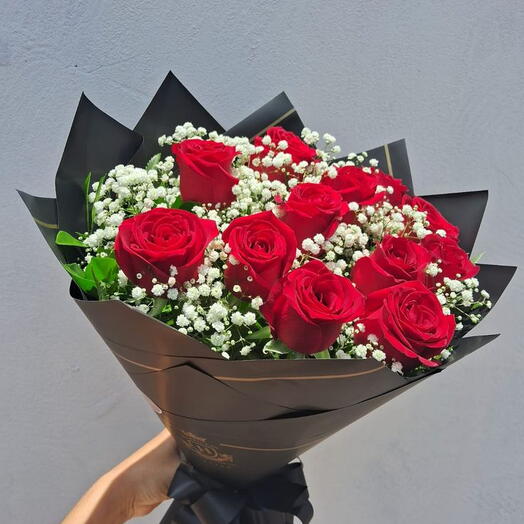 Букет из 10 красных роз с гипсофилой