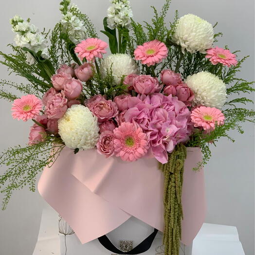 Ramo mixto de flores con rosas