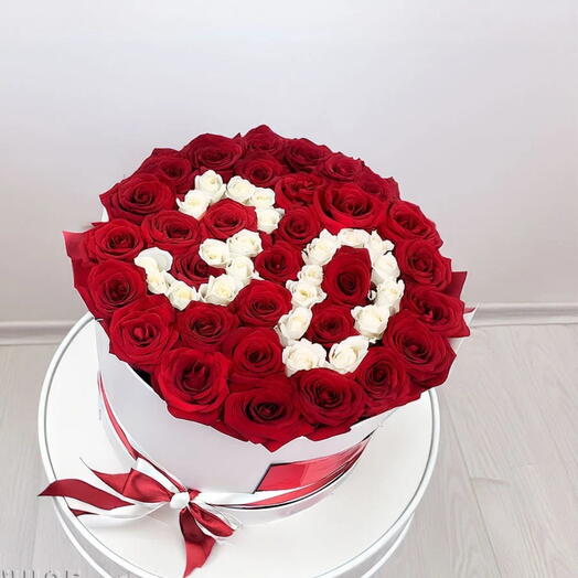 Роскошная коробка с красными розами на 30-летие
