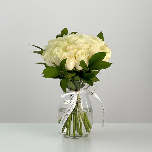 Подарок: ваза с 21 белой розой