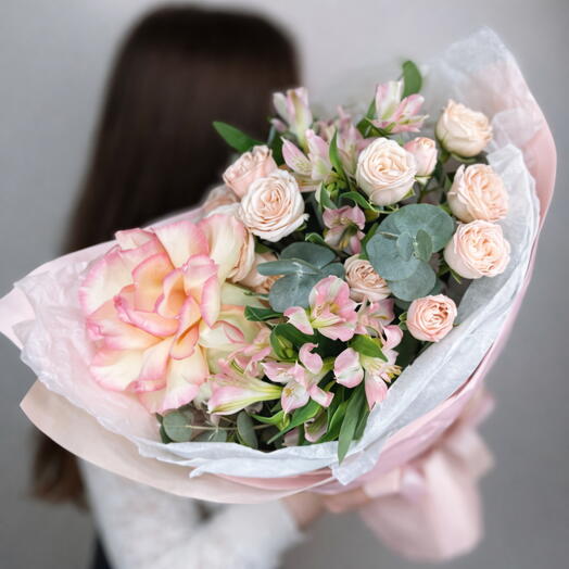 Elegant Mixed Flowers Arrangement