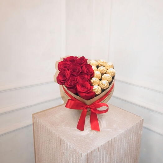 Розы и Ferrero в крафтовой коробке