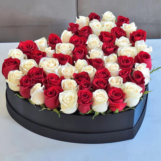 Caja de lujo en forma de corazón roja con rosas color melocotón