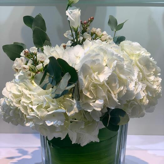 КВАДРАТНАЯ ВАЗА С БУКЕТОМ