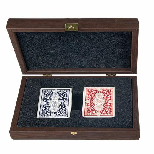 Playing cards with plastic coating in a caramel-colored wooden case