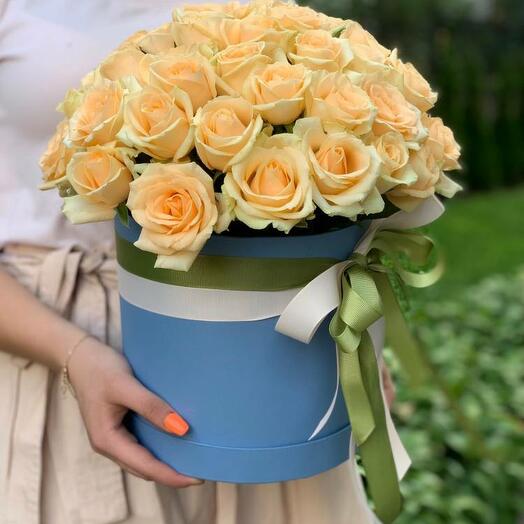 51 roses pêche dans une boîte à chapeaux