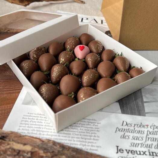 Клубника в шоколаде с розовым сердечком