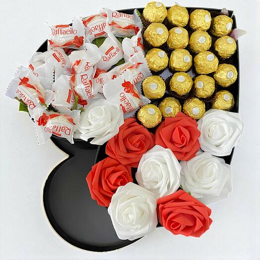 Цветы в коробке в форме сердца