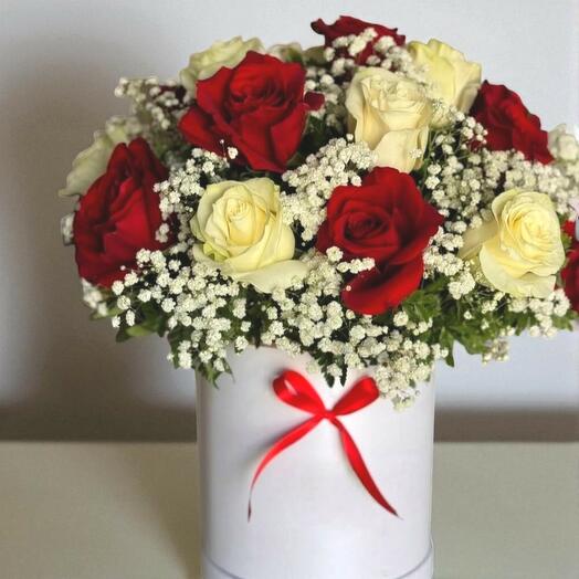 Rosas rojas y blancas en una caja