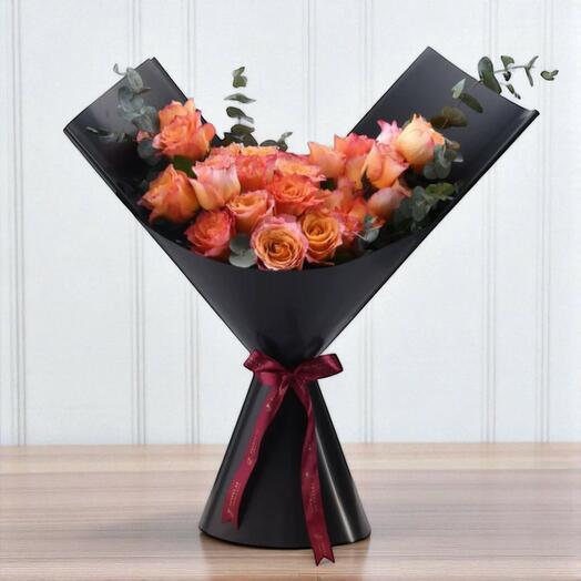 Ramo Royal Sunset – Rosas Free Spirit en envoltorio negro de lujo