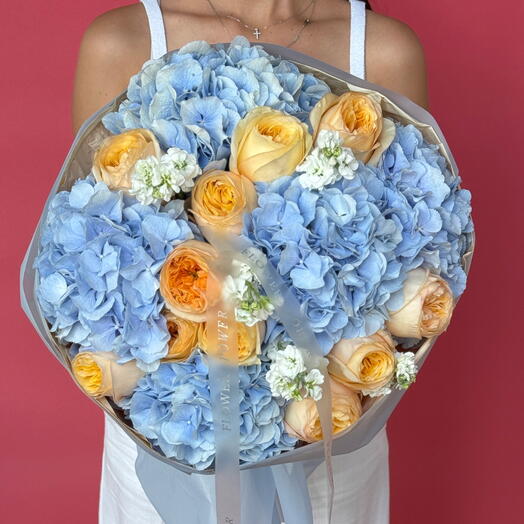 Голубой закат: букет голубых гортензий и персиковых садовых роз