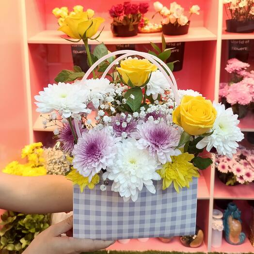 Цветочные композиции в бумажном пакете