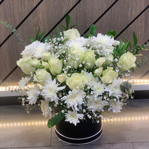 Белые цветы в коробке для скорейшего выздоровления