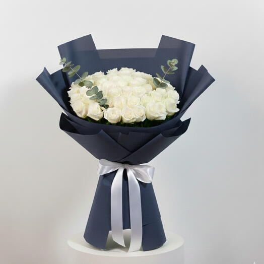 El Santorini- 50 Rosas Blancas Premium en envoltorio azul marino