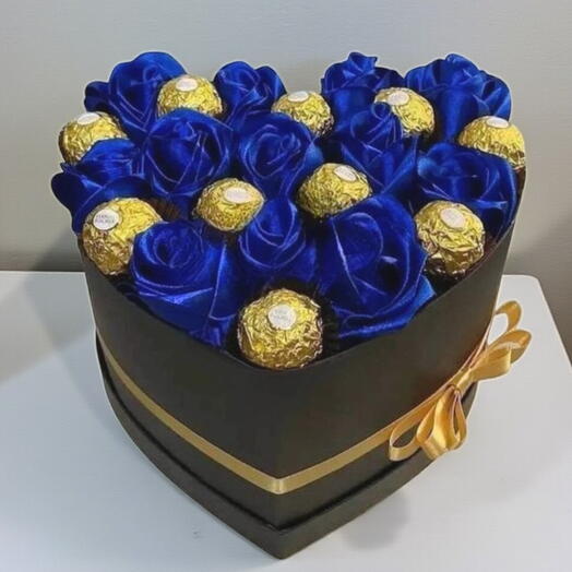 Роскошная коробка-сердце | 12 синих роз   10 конфет Ferrero Rocher | Доставка по Дубаю