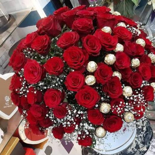 100 красных роз с конфетами Ferrero