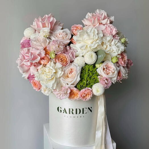 «Portofino» box (size L) — Juliet rose, Ohara rose, ranunculus, Veggie rose