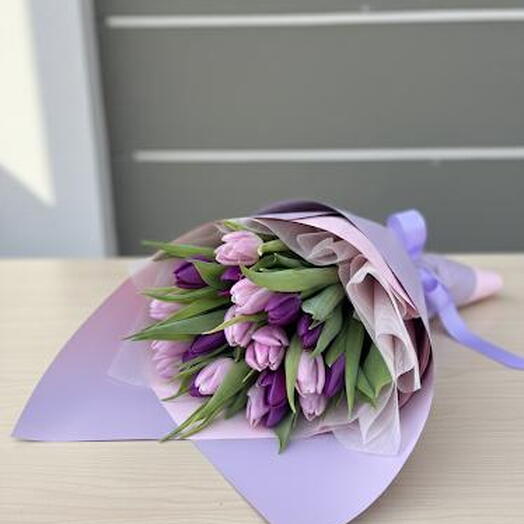 Букет розовых и фиолетовых тюльпанов
