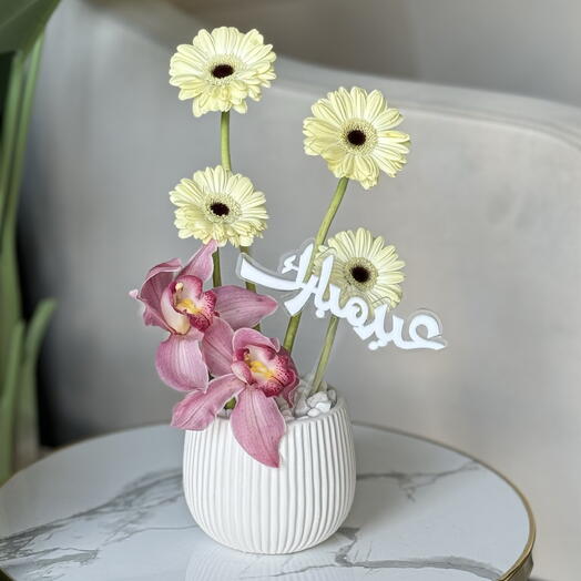 Композиция в вазе с белой герберой и розовым цимбидиумом