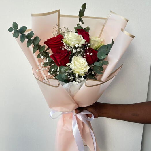 Timeless Love Roses
Bouquet – Red  
White Elegance
